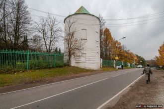 Угловая башня — единственное здание, сох