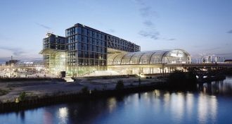 Для слепых пассажиров в пол на выходах к