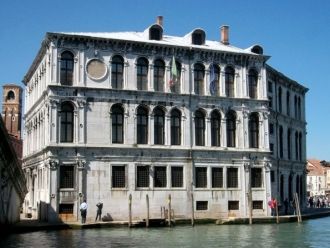 Многочисленные окна палаццо, выходящие н