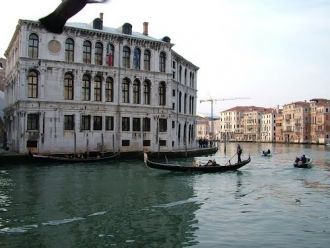 Здание являет собой пример раннего Ренес