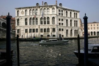 Когда-то стены палаццо были украшены окр