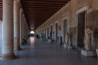 В каждом из двух этажей имеется по два п