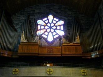 Внутри собор украшают великолепные витра
