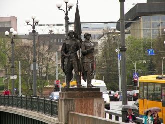 Памятник солдатам на Зеленом мосту.