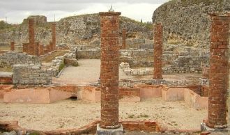 С тех пор и до 5 в.н.э. город жил мирной