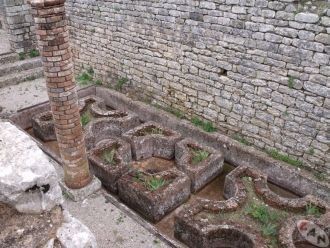 Здесь можно встретить также остатки храм