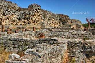 Можно начать осмотр с маленького музея, 