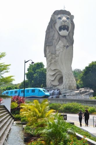 Наверх посетители поднимаются лифтом, гд