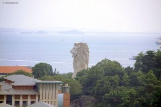 Одна размещается в пасти, другая на само