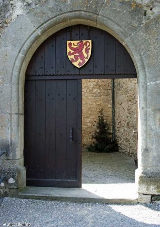 Его окружал с трех сторон деревянный пал