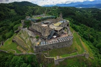 В летние месяцы несколько раз в день уст