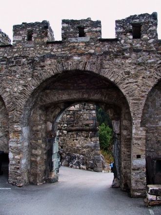 В 1542 произошел пожар и владельцы не ст