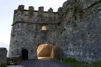 Из-за доминирующего положения в замке не