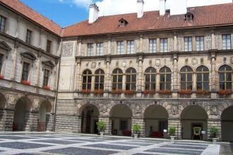 Стены этого средневекового замка были си