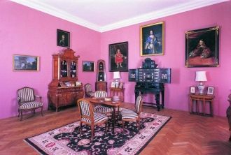 Собрание это крупнейшее в Чехии, замок Н