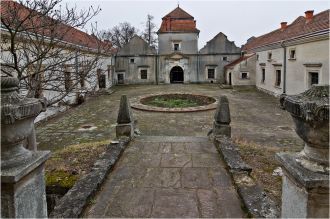 Внутри замок состоит из двух дворов – ве
