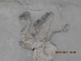 На стене замка вы увидите барельеф грифо