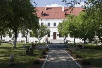 На территории замка расположены два двор