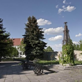 Больших разрушений претерпел замок в пер