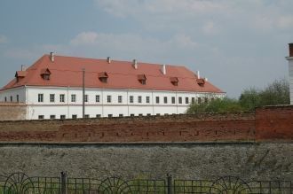 Однако ограниченная площадь замка, недос