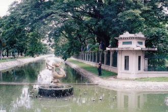 Дворец Читралада со всех сторон окружён 