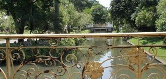 Парк поделен на террасы. На верхней терр