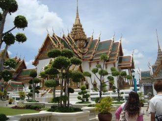 На территории дворца Читралада проживают