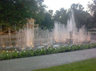 Красивым украшением служат пруды, воды к