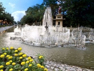 Сад Королевского Дворца освежают фонтаны
