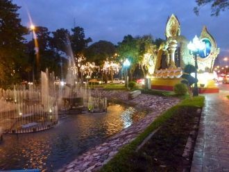 Скульптуры у фонтанов и фрески галерей м