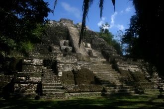 Древний город Ламанай расположен в сердц