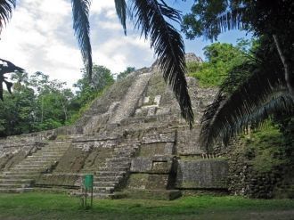 Название «Ламанай» означает на языке май