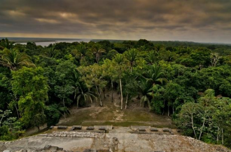 Руины древних храмов в виде пирамид в не
