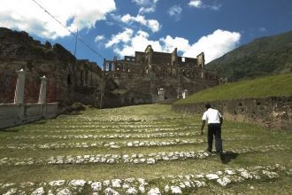 Стены цитадели возвышаются до 40 метров,