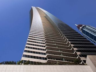 Плавные линии небоскреба и легкий изгиб 