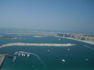 На высоте 50-го этажа здание поднимается