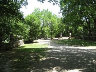 Огромные фигуры, выточенные из скал, уди