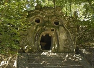 Размеры статуи подавляют посетителя, все