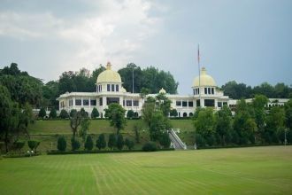 Венчают здание две башни с желтыми купол