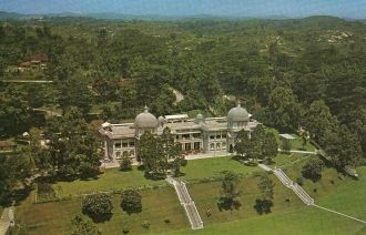 Территория комплекса ограждена, от главн