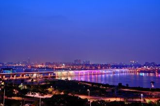 Фонтаны и подсветка моста контролируются