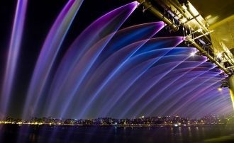 В отличие от обычных фонтанов, бьющих вв