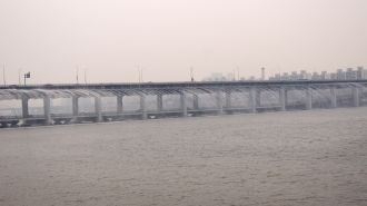 Световые шоу происходят здесь как днем, 