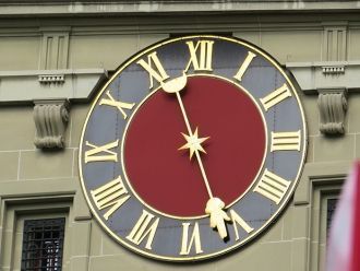 Фасад башни украшен часами 