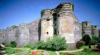 После Катерины Медичи замок перешел во в