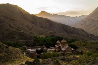 Расположен в глубоком каньоне.