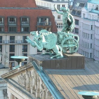 Скульптурная группа на крыше Концертного