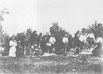 Крестьяне копают могилу Тарасу Шевченко 