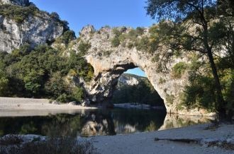 Пещера находится на юге Франции, в обрыв
