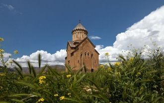 На тимпане западного входа церкви высече